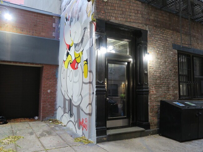 Building Photo - 307 Mott St