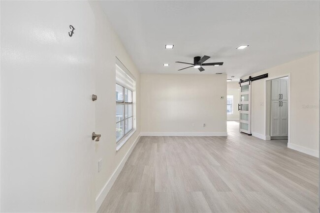 Foto del edificio - 1538 SE 25th St