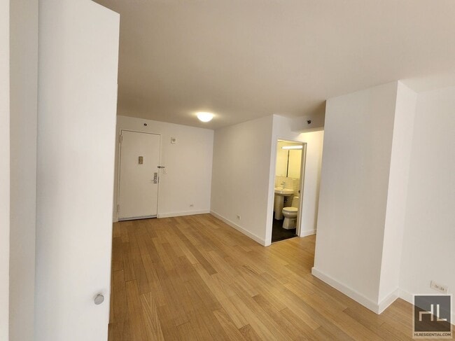 Building Photo - Beautiful 3-BR in Murray Hill