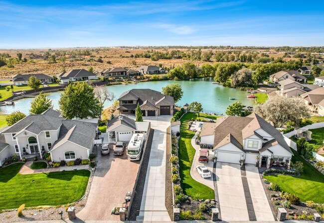 Foto del edificio - Stunning Large Custom Built Home On the Lake!