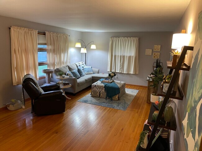 Building Photo - 419 Lark St