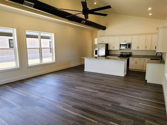 Foto del edificio - Bright & Modern Newly Built Home!!