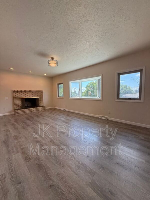 Foto del edificio - 105 Riverview Dr W