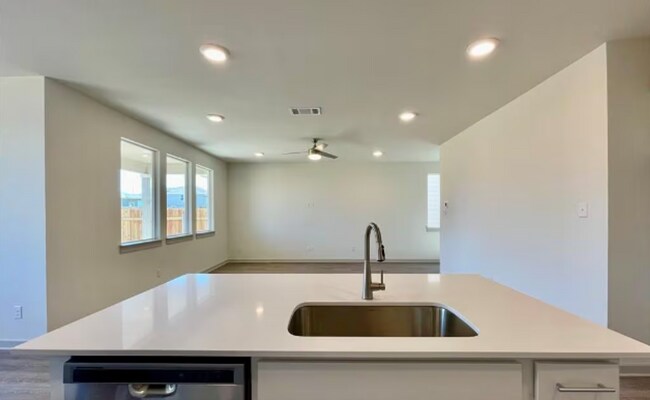 Foto del edificio - Spacious - Like New - 4 Bedrooms - Versatile!