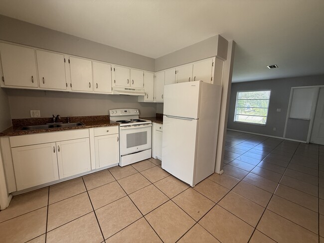 Foto del edificio - 474 Briarwood Rd