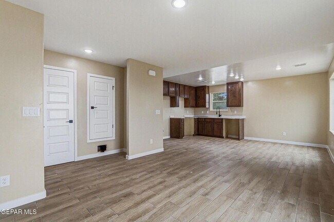 Foto del edificio - 6002 1/2 Pam McCall Drive Unit 6
