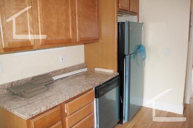 Building Photo - Central Brighton Location, Central Heat/AC...