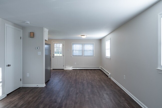 Building Photo - 8 Elm Hill Dr