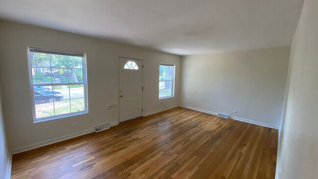 Foto del edificio - 4BD/1BA House with Fenced Yard – Walk to DU!