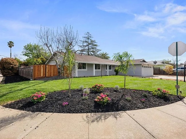 Building Photo - 2426 Regent Rd