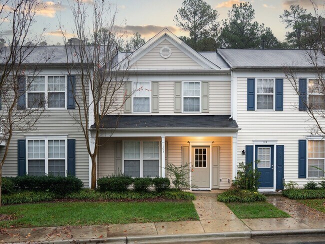 Building Photo - 3 Bedroom Townhouse in Morrisville Brecken...