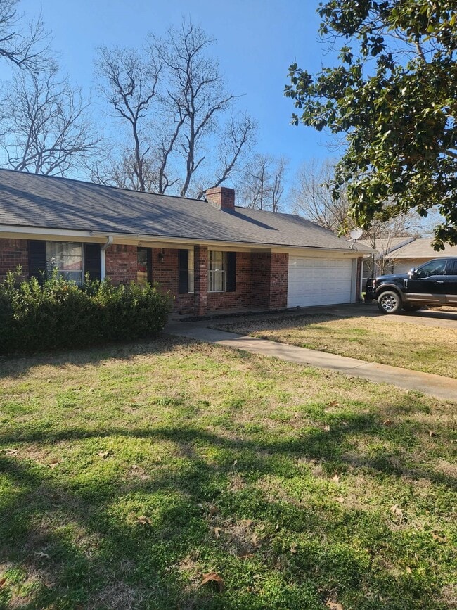 Building Photo - 1403 Sanders St