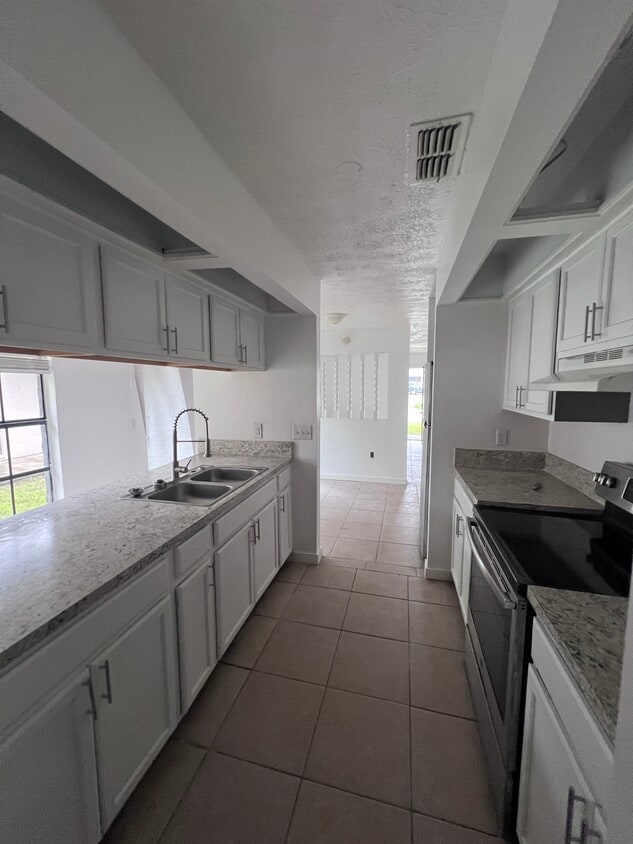 Primary Photo - 646 Pineville Ln