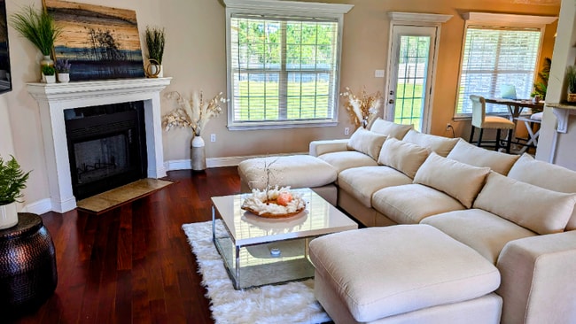 Building Photo - 3115 Village Cir