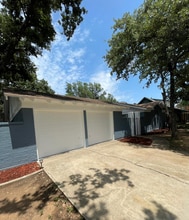 Building Photo - 704 W Pleasantview Dr