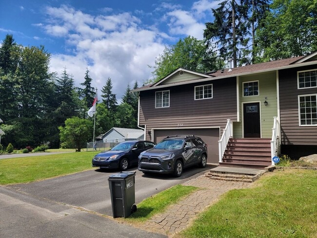 Building Photo - Sunny and bright 3 bed on a large fully fe...