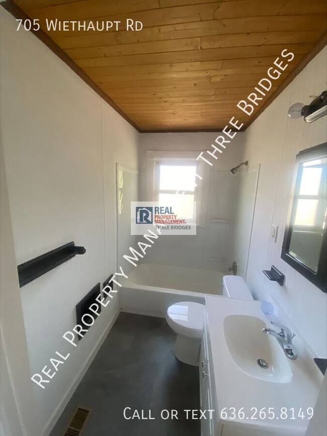 Building Photo - 705 Wiethaupt Rd