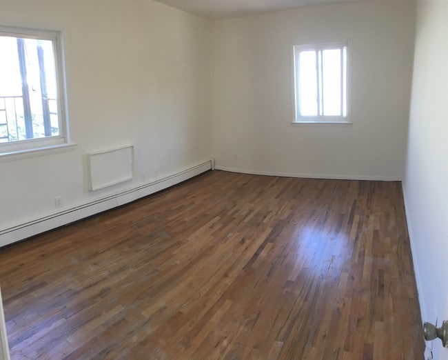 Spacious bedroom - 100 Lanecrest Ave