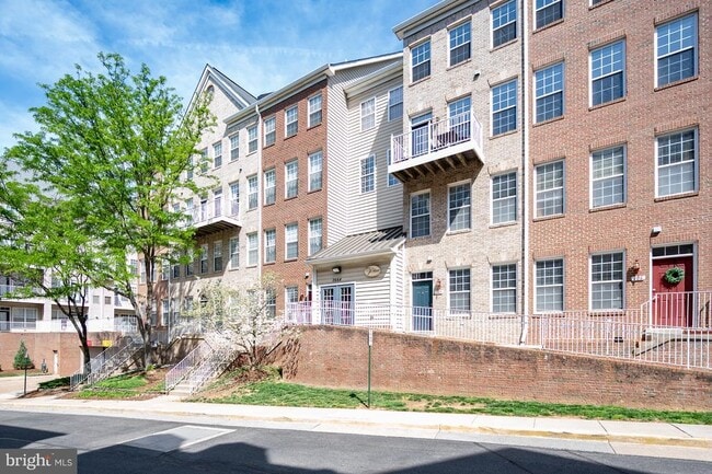 Building Photo - 2664 Manhattan Pl