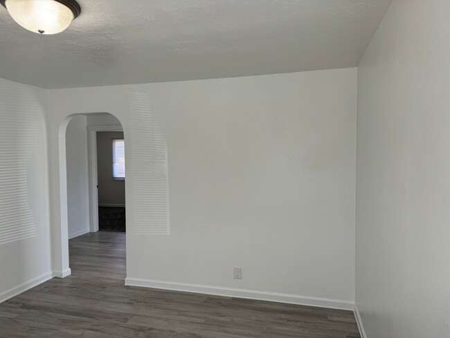 Building Photo - Freshly updated 2 bedroom 1 bathroom duplex!