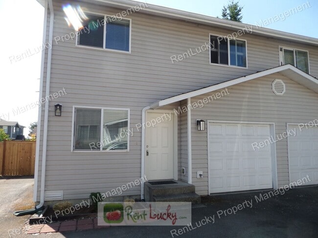 Building Photo - Fabulous 2-Bedroom Duplex w/Attached Garag...
