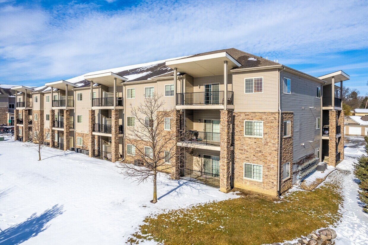 Golfview Condos Apartments in Pleasant Hill, IA