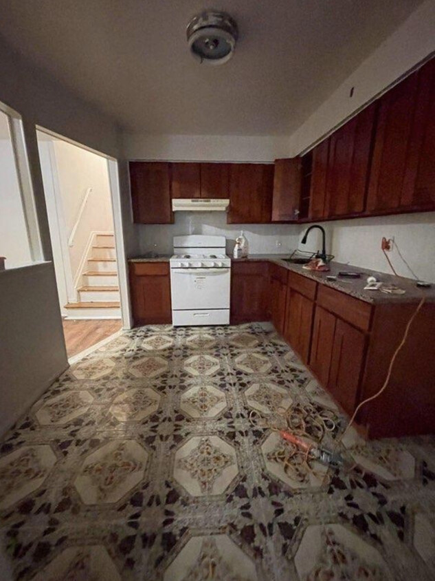 Primary Photo - 174 Bay 46th St