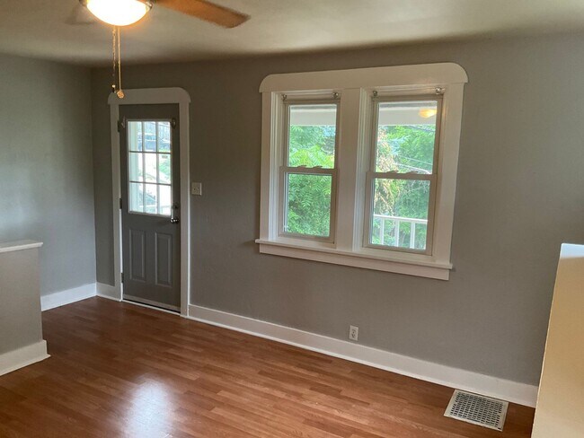 Foto del edificio - Charming, Character-Filled 2 Bedroom in Br...