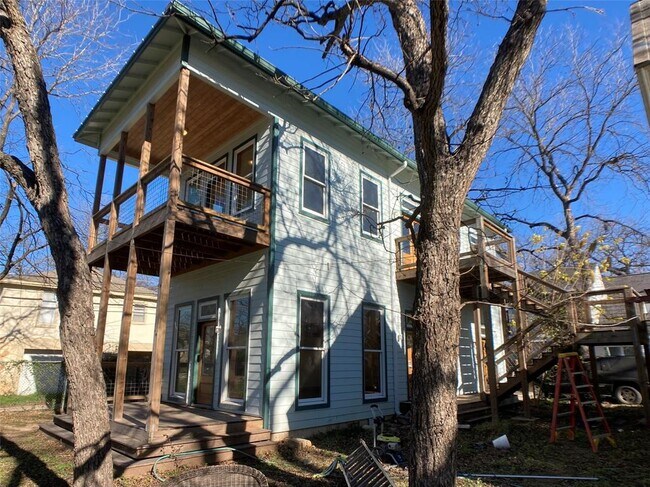 Foto del edificio - 1402 E 2nd St