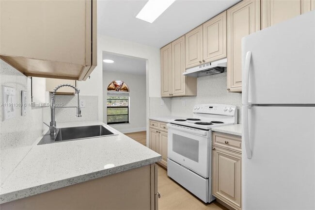 Foto del edificio - 5629 Taft St