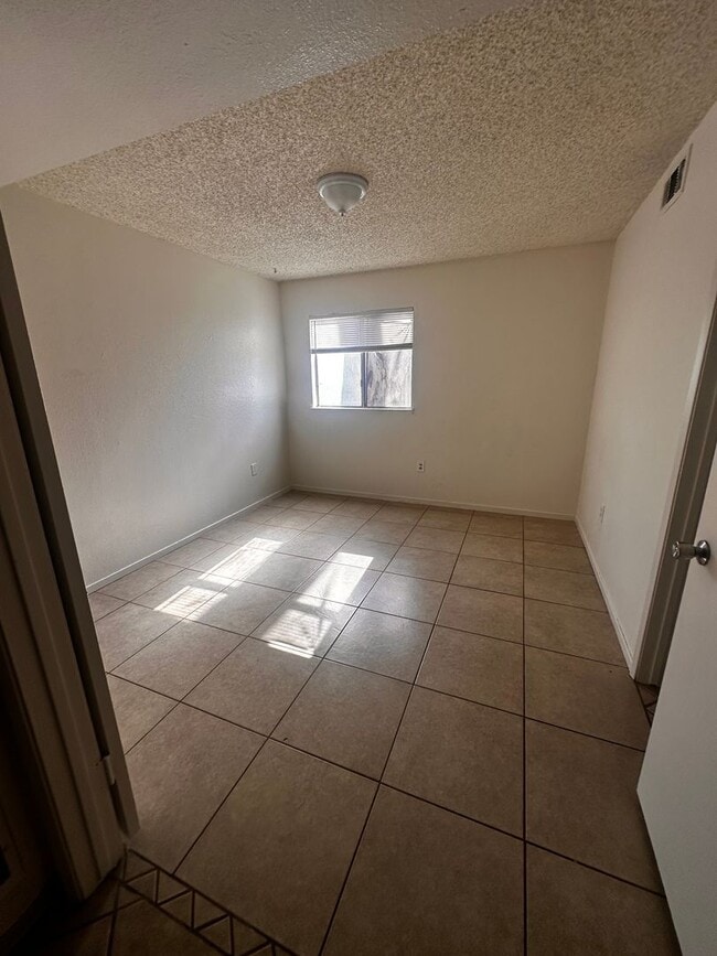 Building Photo - 2 bed 1 bath Apartment in Gated Community