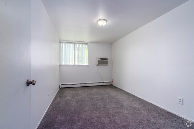 2BR, 1BA - 800SF - Bedroom - Edgewood Park Apartments