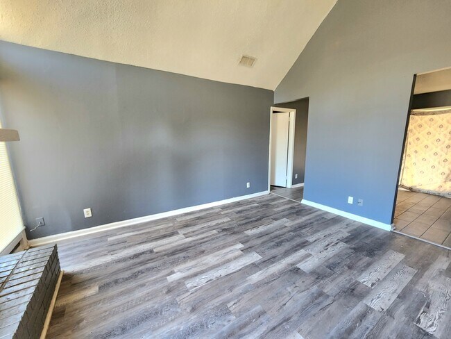 Foto del edificio - 6061 Briarhurst Dr