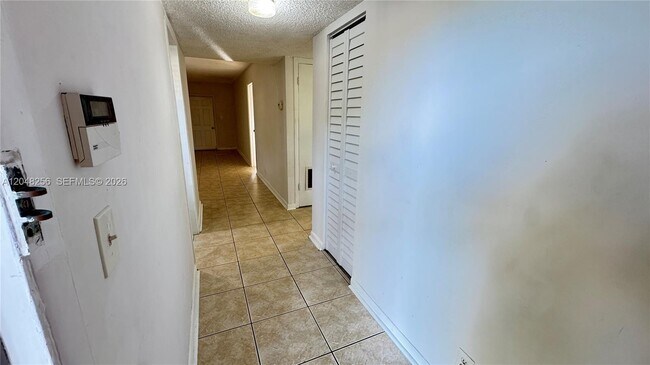 Foto del edificio - 5525 N Lakewood Cir