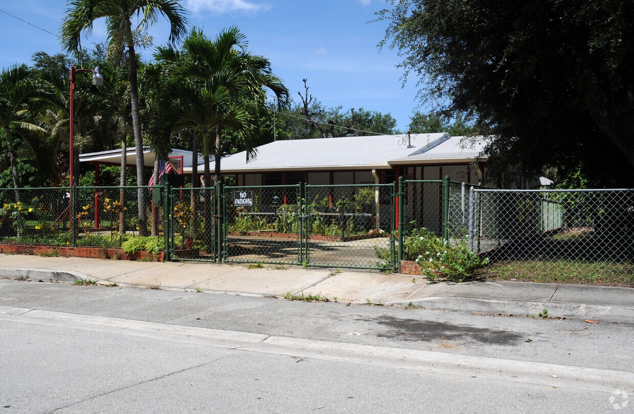 2341 24th Ct NW - 2341 NW 24th Ct