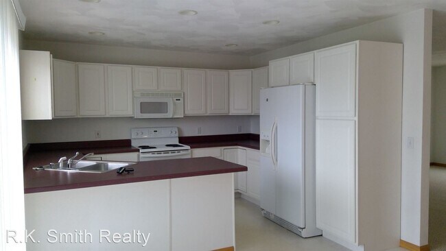 Building Photo - 2018-2024 Green Valley Dr