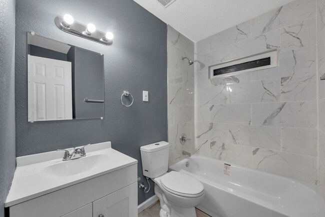 Building Photo - Move in Ready!   2 Bed / 1 bath Apartment