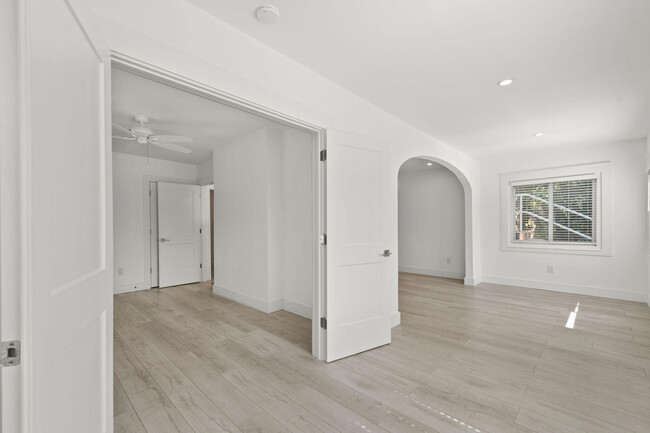 Building Photo - 605 N Lakeside Dr