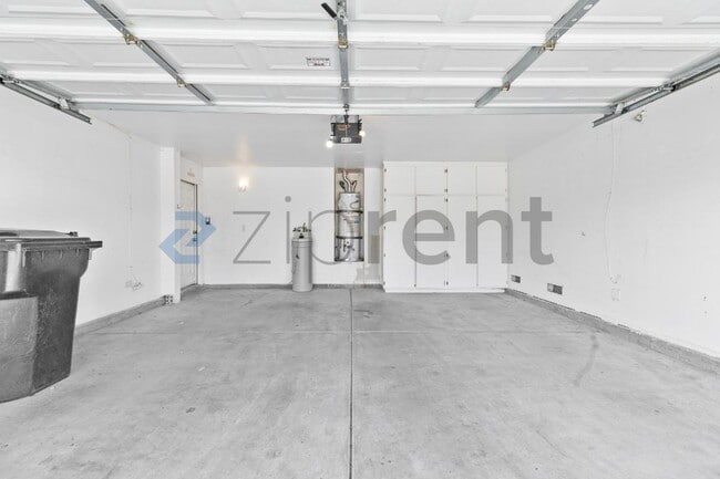 Foto del edificio - 2455 Silver Sunrise Ln