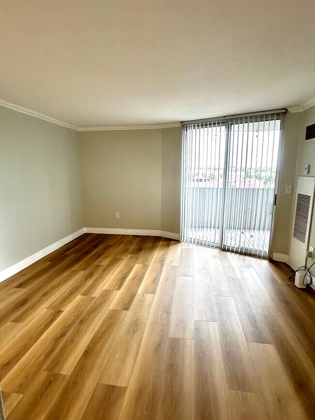 Living Area - 601 W 11th Ave