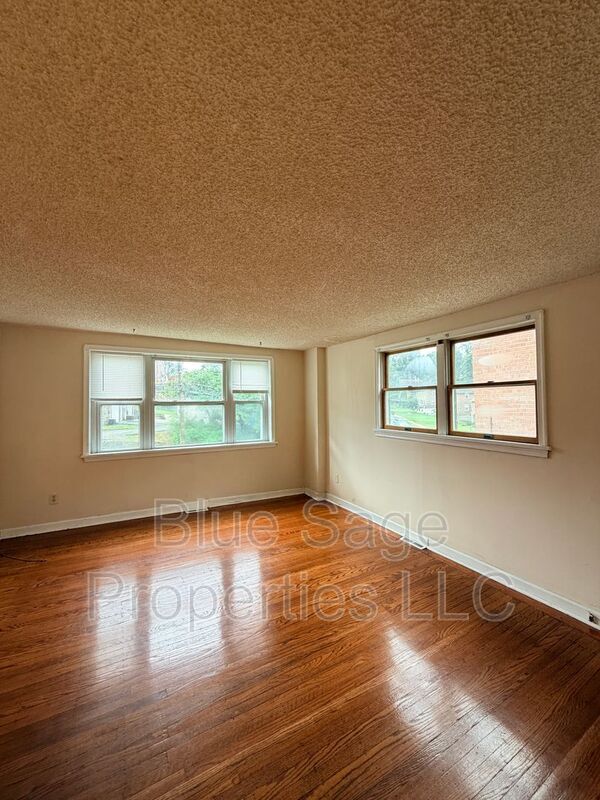 Foto del edificio - 4419 Rosemont Ave