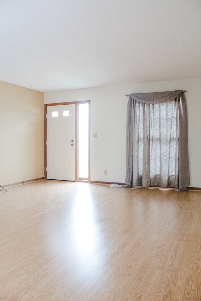 Building Photo - 2 bedroom 1.5 bath Townhouse with a baseme...