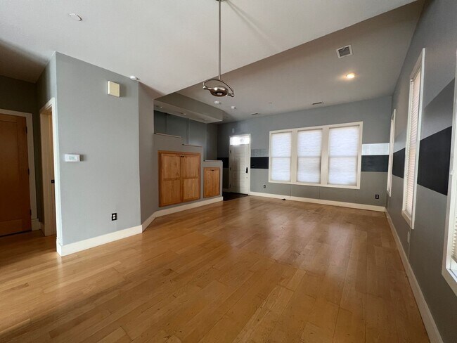 Building Photo - BEAUTIFUL 2 Bed 2.5 Bath Townhouse in Boul...