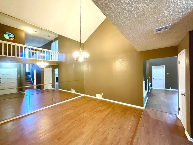 Building Photo - *MOVE IN SPECIAL* 2 Bedroom Garden Style Villa Home In A Prime Location – Near Shopping & Dining!