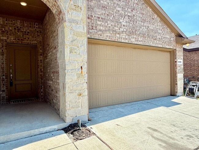 Building Photo - 4016 Spur Trail Dr