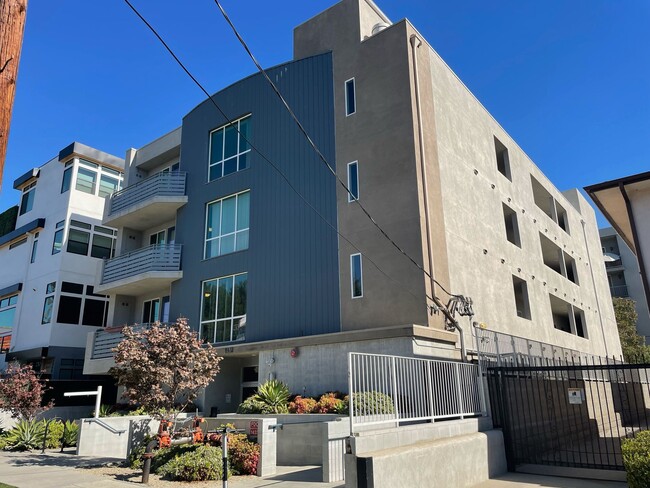 Building Photo - 1432 N Curson Ave