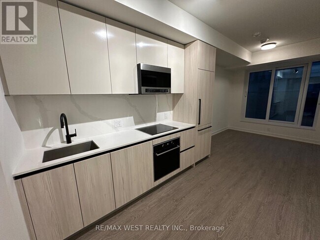 Building Photo - 425 Front St E