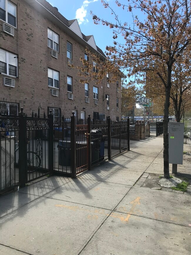 Building Photo - 1012 Evergreen Ave