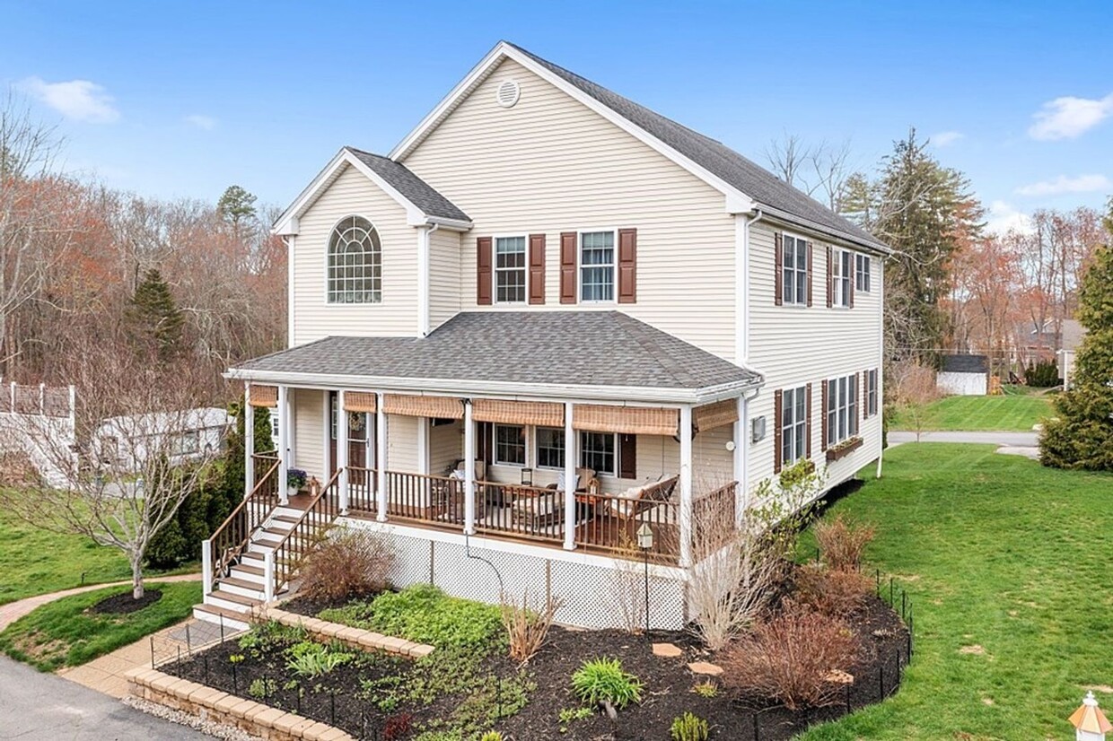 Primary Photo - Spectacular 3 bedroom, 3 bath Single Famil...