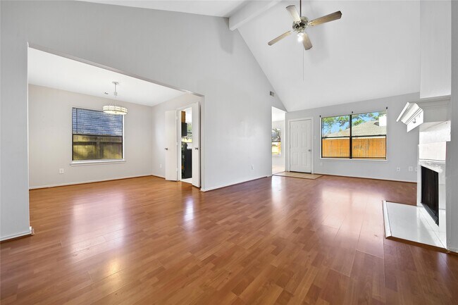 Foto del edificio - 17910 Autumn Hills Dr